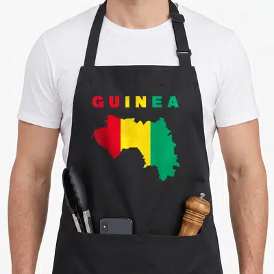 Tablier de cuisine noir avec carte de la Guinée aux couleurs du drapeau et le mot GUINEA en lettres rouges, jaunes et vertes.