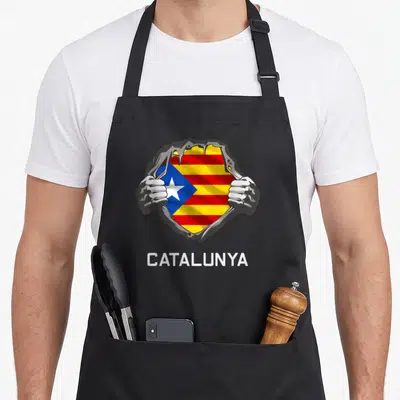 Tablier de cuisine noir avec illustration drapeau catalan Estelada Blave et mots Catalunya imprimés en blanc.