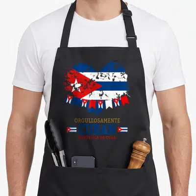 Tablier de cuisine noir orné d'un cœur aux couleurs du drapeau cubain et du texte Orgullosamente Cuban en bas.
