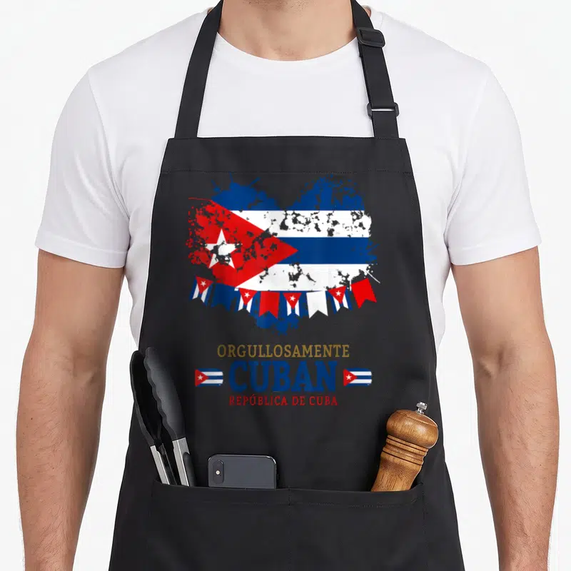 Tablier de cuisine noir orné d'un cœur aux couleurs du drapeau cubain et du texte Orgullosamente Cuban en bas.