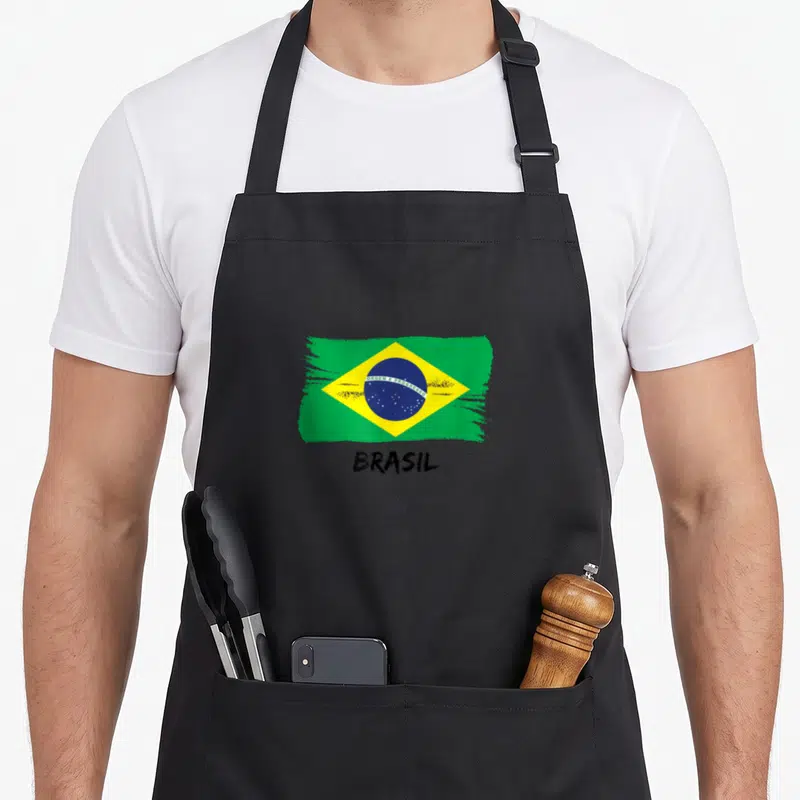Tablier de cuisine noir avec drapeau Brésil peint et le mot BRASIL en lettres noires sous le motif.