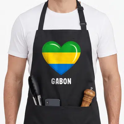 Tablier de cuisine noir avec un cœur aux couleurs du drapeau gabonais et le mot GABON en dessous.