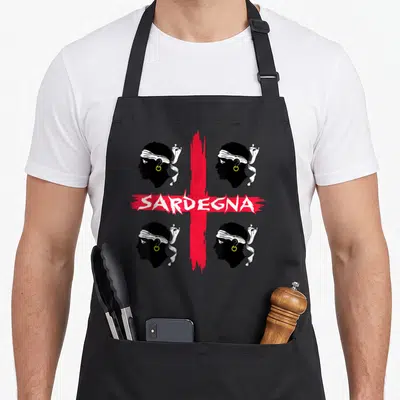 Tablier de cuisine noir avec quatre têtes noires à bandeau blanc et l'inscription Sardegna traversée par une croix rouge.