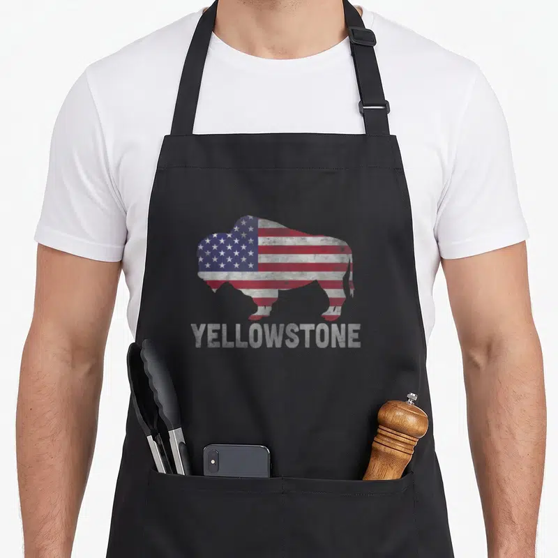 Tablier de cuisine noir avec silhouette de bison intégrant le drapeau américain et le mot Yellowstone en bas.