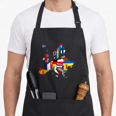 Tablier de cuisine noir avec une carte d'Europe remplie des drapeaux nationaux de chaque pays.