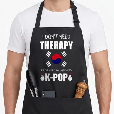 Tablier de cuisine noir avec l'inscription I don't need therapy et le drapeau sud-coréen entouré de mains en cœur.