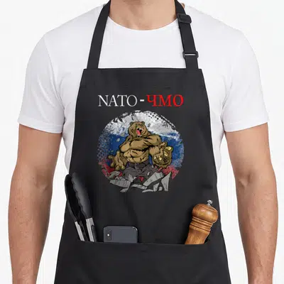 Tablier de cuisine noir avec un ours musclé et l'inscription Nato Chmo sur fond tricolore.
