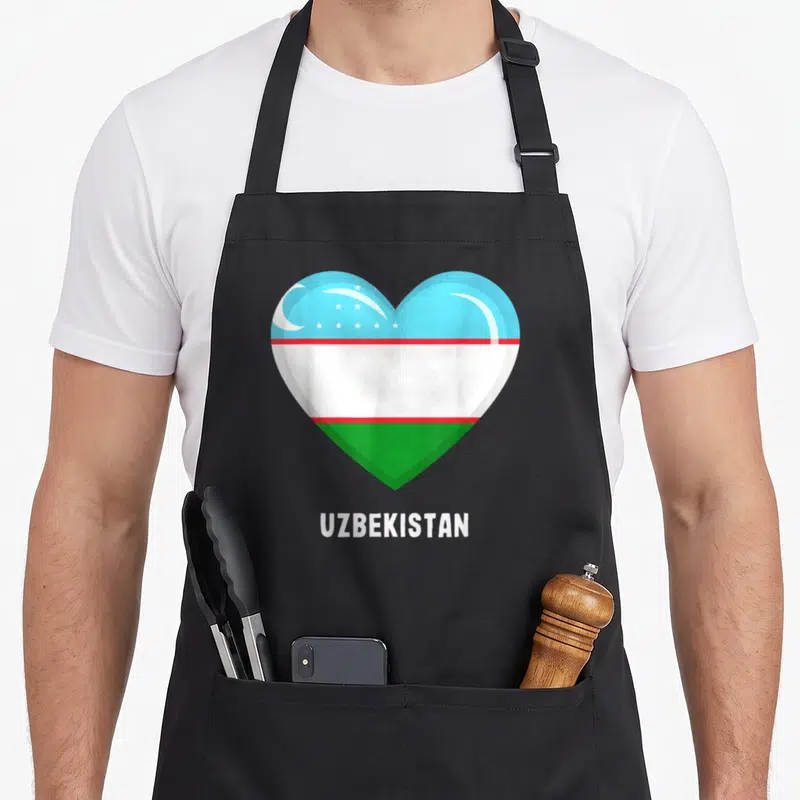 Tablier de cuisine noir avec un grand cœur aux couleurs du drapeau Ouzbékistan et l'inscription UZBEKISTAN en bas.