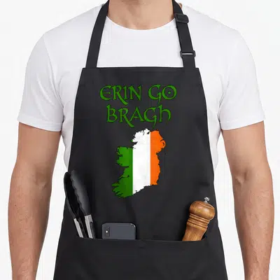 Tablier de cuisine noir avec carte de l'Irlande tricolore et texte vert Erin Go Bragh en typographie celtique.