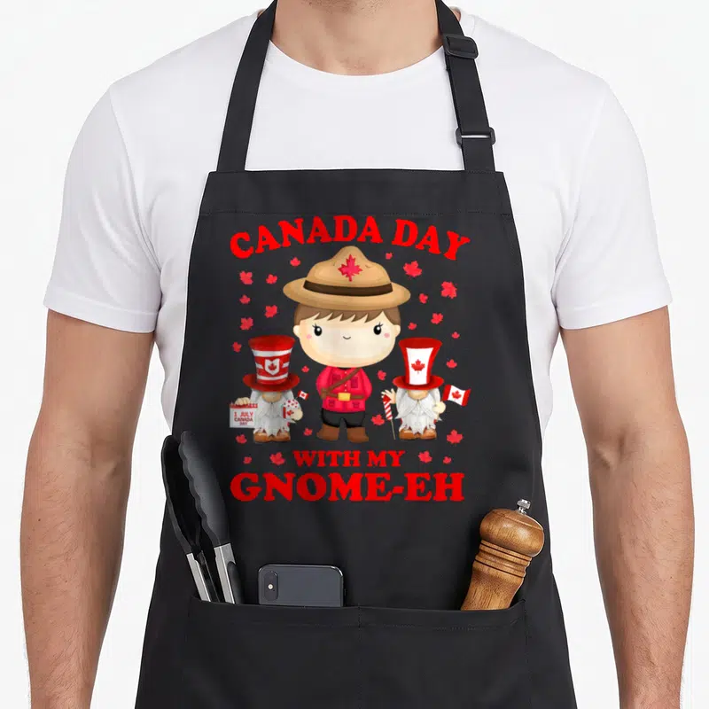 Tablier de cuisine noir illustré d'un agent du GRC et de deux gnomes festifs pour le Canada Day.