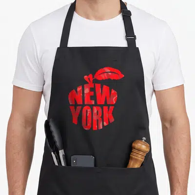 Tablier de cuisine noir avec une pomme rouge stylisée formée par les mots New York J'adore NY NYC