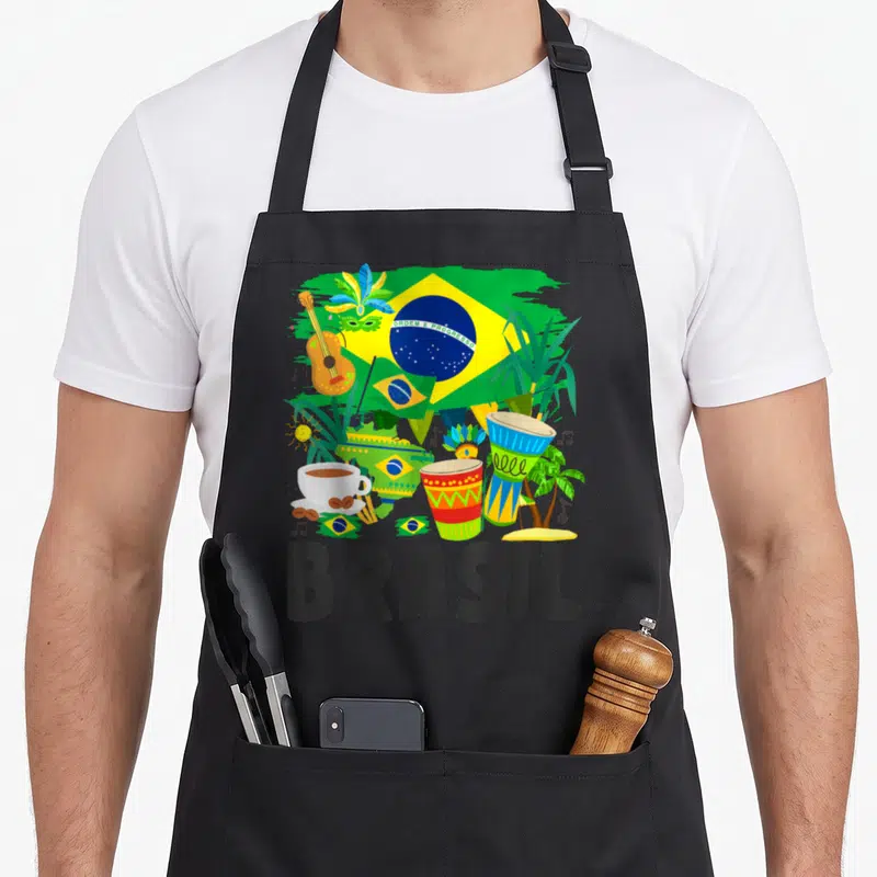 Tablier de cuisine noir avec illustration colorée du Brésil incluant drapeau, guitare, tambours et café.