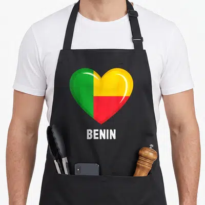 Tablier de cuisine noir avec un cœur aux couleurs du drapeau du Bénin et le texte BENIN en dessous.