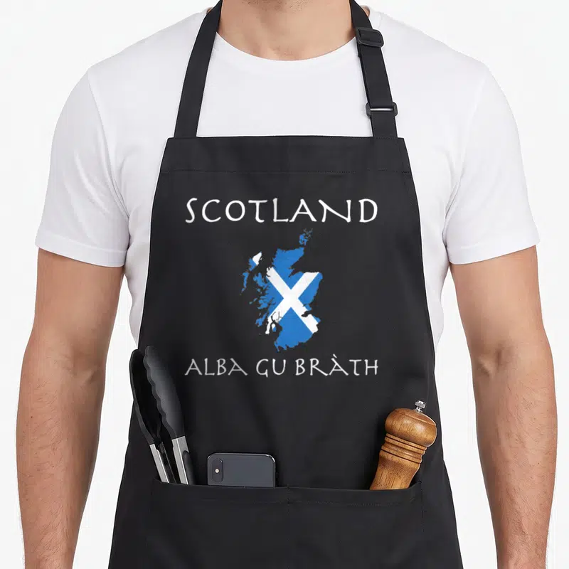 Tablier de cuisine noir avec carte Écosse bleue, drapeau blanc en X et texte blanc Scotland Alba gu bràth.