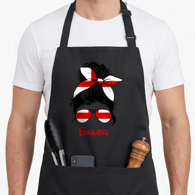 Tablier de cuisine noir avec une fille aux lunettes et foulard au drapeau anglais et le mot England en rouge.
