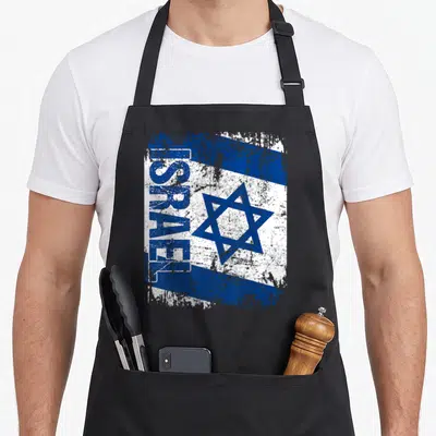 Tablier de cuisine noir avec un motif représentant le drapeau d'Israël et le mot ISRAEL en lettres bleues verticales.