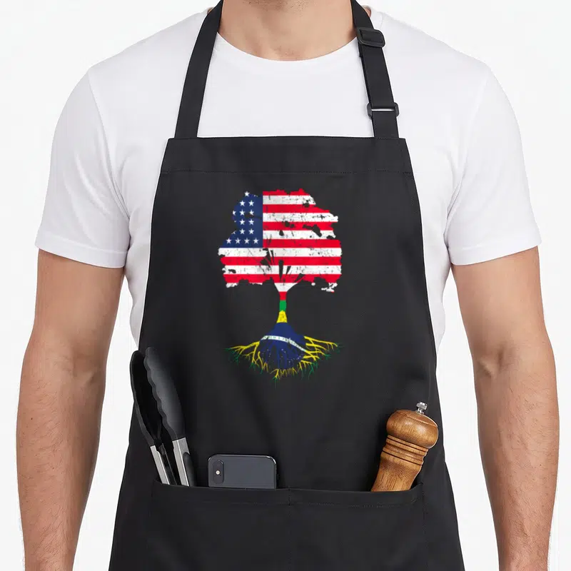 Tablier de cuisine noir avec un arbre aux couleurs des drapeaux américain et brésilien.