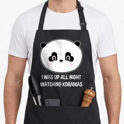 Tablier de cuisine noir avec visage de panda aux yeux en cœur et texte blanc sur fond gris