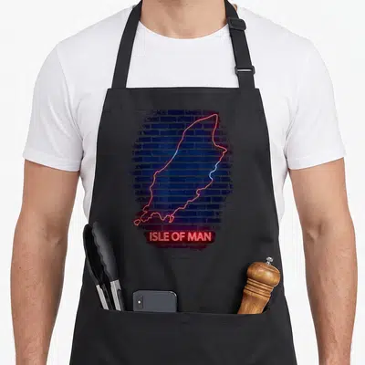 Tablier de cuisine noir avec carte île de Man en néon rouge sur fond de briques bleues et texte ISLE OF MAN