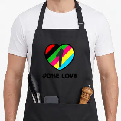 Tablier de cuisine noir avec un grand cœur multicolore contenant le chiffre 1 et le texte #ONE LOVE en dessous.