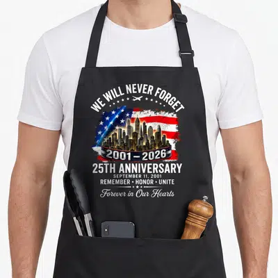Tablier de cuisine noir avec drapeau américain, skyline de New York et texte 2001-2026 25th anniversary.