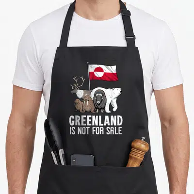 Tablier de cuisine noir avec illustration d'animaux polaires et drapeau du Groenland sur fond uni.
