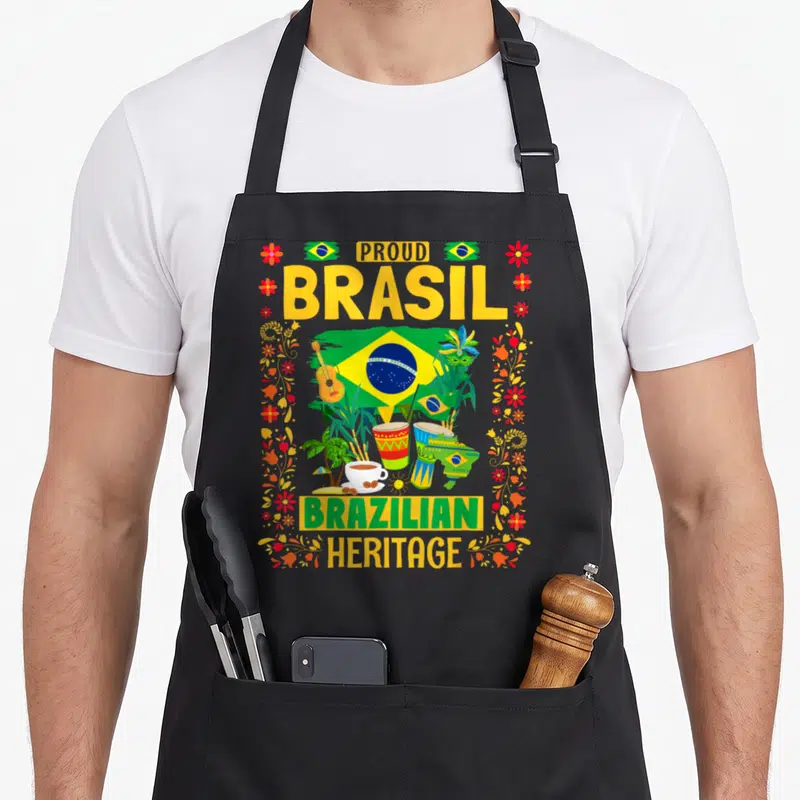 Tablier de cuisine noir avec illustration colorée du Brésil incluant drapeau, tambours et texte Proud Brasil Brazilian Heritage.