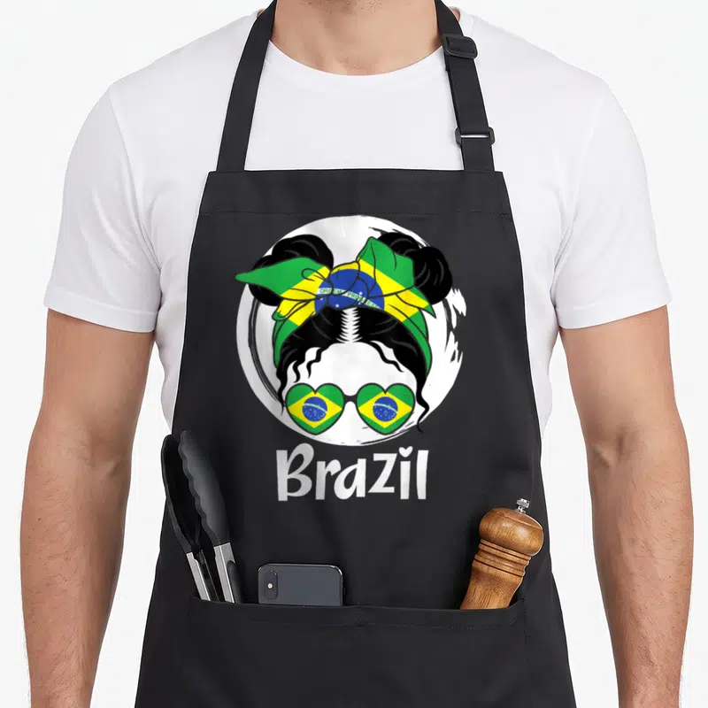 Tablier de cuisine noir avec illustration Garota Brasileira, lunettes cœur drapeau Brésil et inscription Brazil en blanc.
