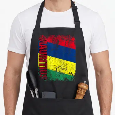 Tablier de cuisine noir avec le drapeau Mauritius et linscription Mauritius en lettres rouges verticales sur le côté gauche.