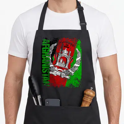 Tablier de cuisine noir avec drapeau Afghanistan vert rouge noir et aigle blanc stylisé au centre du motif imprimé.