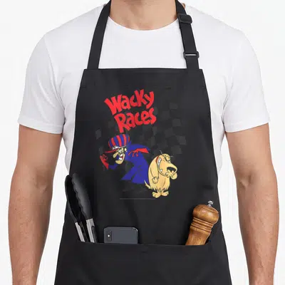 Tablier de cuisine noir avec illustration Wacky Races, drapeau à damier et personnages animés.