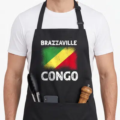 Tablier de cuisine noir avec le drapeau vert jaune rouge et les mots Brazzaville Congo en blanc.