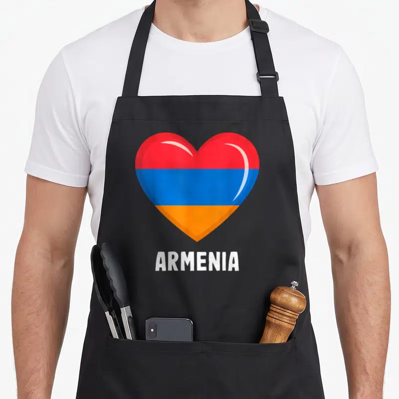 Tablier de cuisine noir avec un cœur aux couleurs du drapeau arménien et le texte Armenia en blanc.