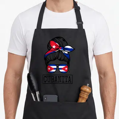 Tablier de cuisine noir avec illustration dune femme au chignon bandé du drapeau cubain et lunettes à verres aux couleurs nationales.