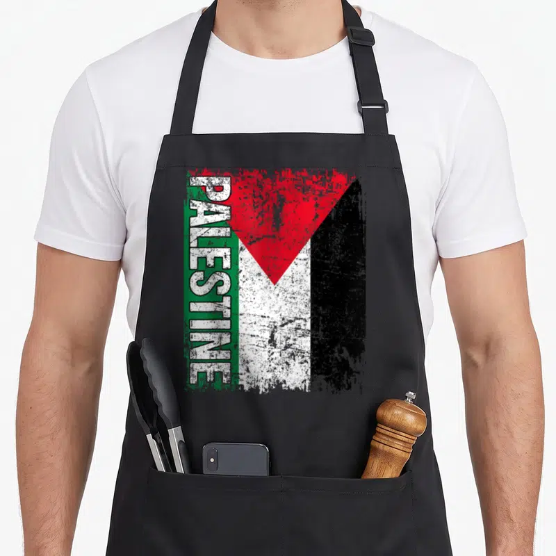 Tablier de cuisine noir avec drapeau Palestine et inscription verticale PALESTINE en blanc sur bande verte.