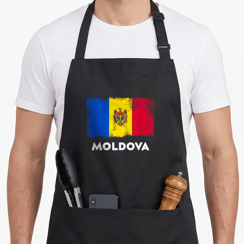 Tablier de cuisine noir avec drapeau Moldova stylisé et inscription Moldova en blanc.