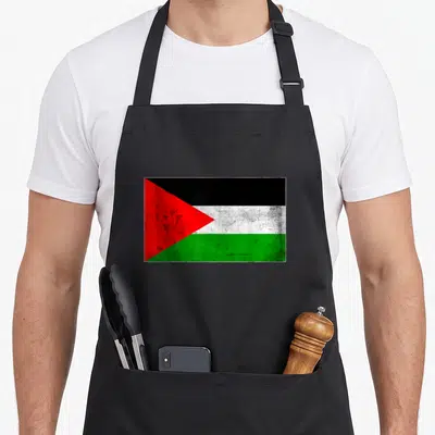 Tablier de cuisine noir orné d'un drapeau palestine vintage aux couleurs noir, blanc, vert et rouge avec effet usé.