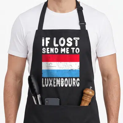 Tablier de cuisine noir avec le drapeau du Luxembourg et le texte If lost send me to Luxembourg en blanc.