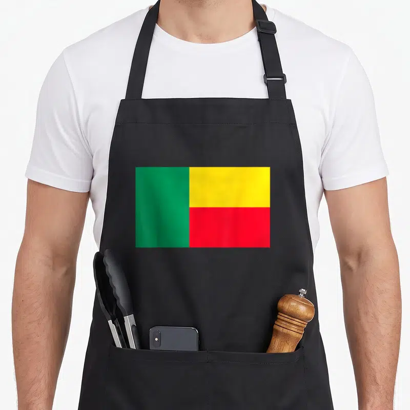 Tablier de cuisine noir avec le drapeau Bénin vert jaune et rouge imprimé au centre.