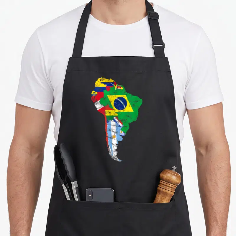 Tablier de cuisine noir avec une carte de l'Amérique latine remplie de drapeaux aux couleurs vives et effet vieilli.