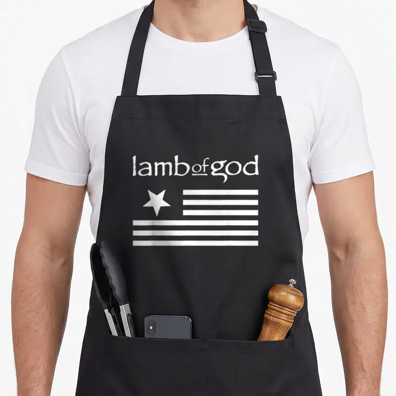 Tablier de cuisine noir avec inscription lamb of god et motif étoile bandes blanches stylisées.