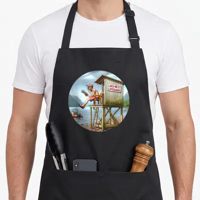 Tablier de cuisine noir avec illustration d'un surveillant de plage au Loch Ness lisant un journal sur sa tour.