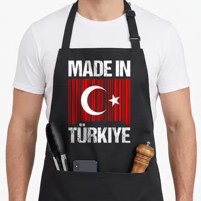 Tablier de cuisine noir avec inscription « Made in Türkiye » et drapeau turc stylisé en barcode rouge.