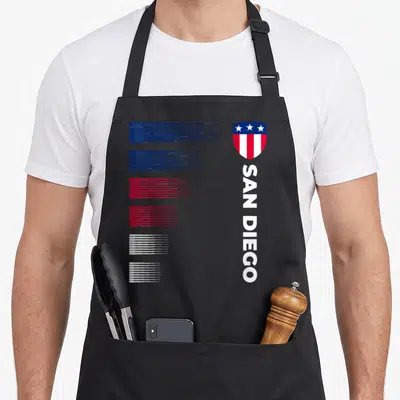 Tablier de cuisine noir avec emblème San Diego CA, bandes rayées rouges bleues et blanches verticales.