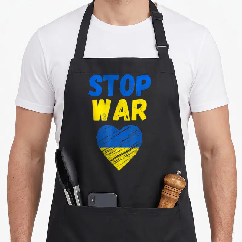Tablier de cuisine noir avec texte Stop War et un cœur aux couleurs du drapeau ukrainien.