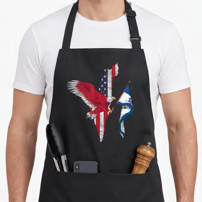 Tablier de cuisine noir avec aigle aux ailes rouges tenant un drapeau israélien sur une silhouette américaine texturée.
