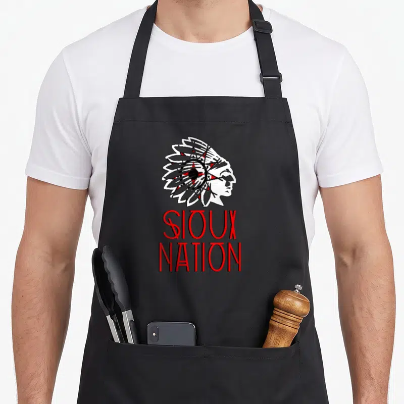 Tablier de cuisine noir avec illustration coiffe Sioux Nation et texte SIOUX NATION en rouge