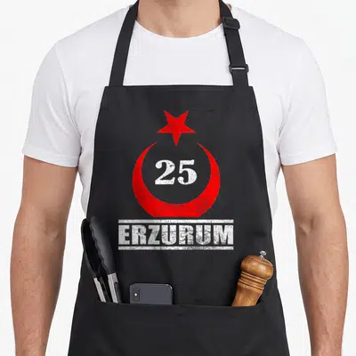 Tablier de cuisine noir avec un croissant rouge, une étoile et le texte ERZURUM 25 en blanc.