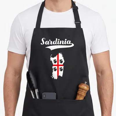 Tablier de cuisine noir avec la carte de la Sardaigne et le texte Sardinia en blanc.