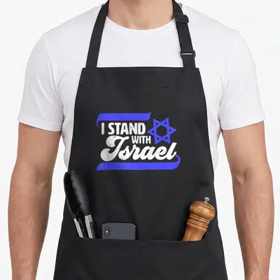 Tablier de cuisine noir avec inscription I Stand With Israel et étoile de David bleue sur fond blanc texturé.